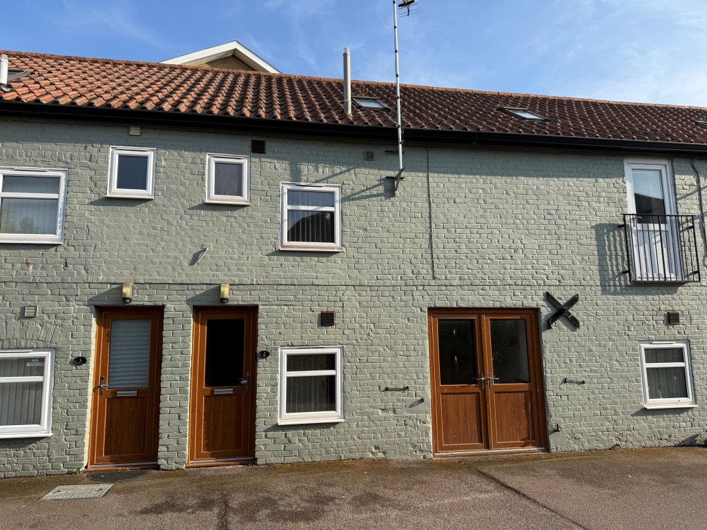 Lot: 194 - VACANT FREEHOLD TOWNHOUSE WITH PARKING - Front elevation of the townhouse conversation in Heybridge